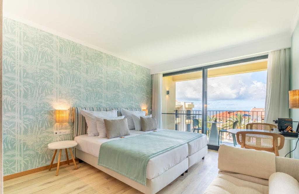 A bright Studio room with ocean view balcony at Studios by Aqua Natura in Porto Moniz