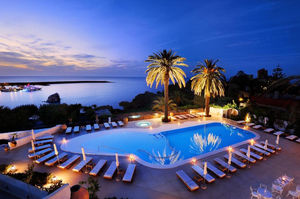 An overview of outdoor swimming pool at Le Calette N.5, one of the luxurious five star properties in Cefalu for couples.